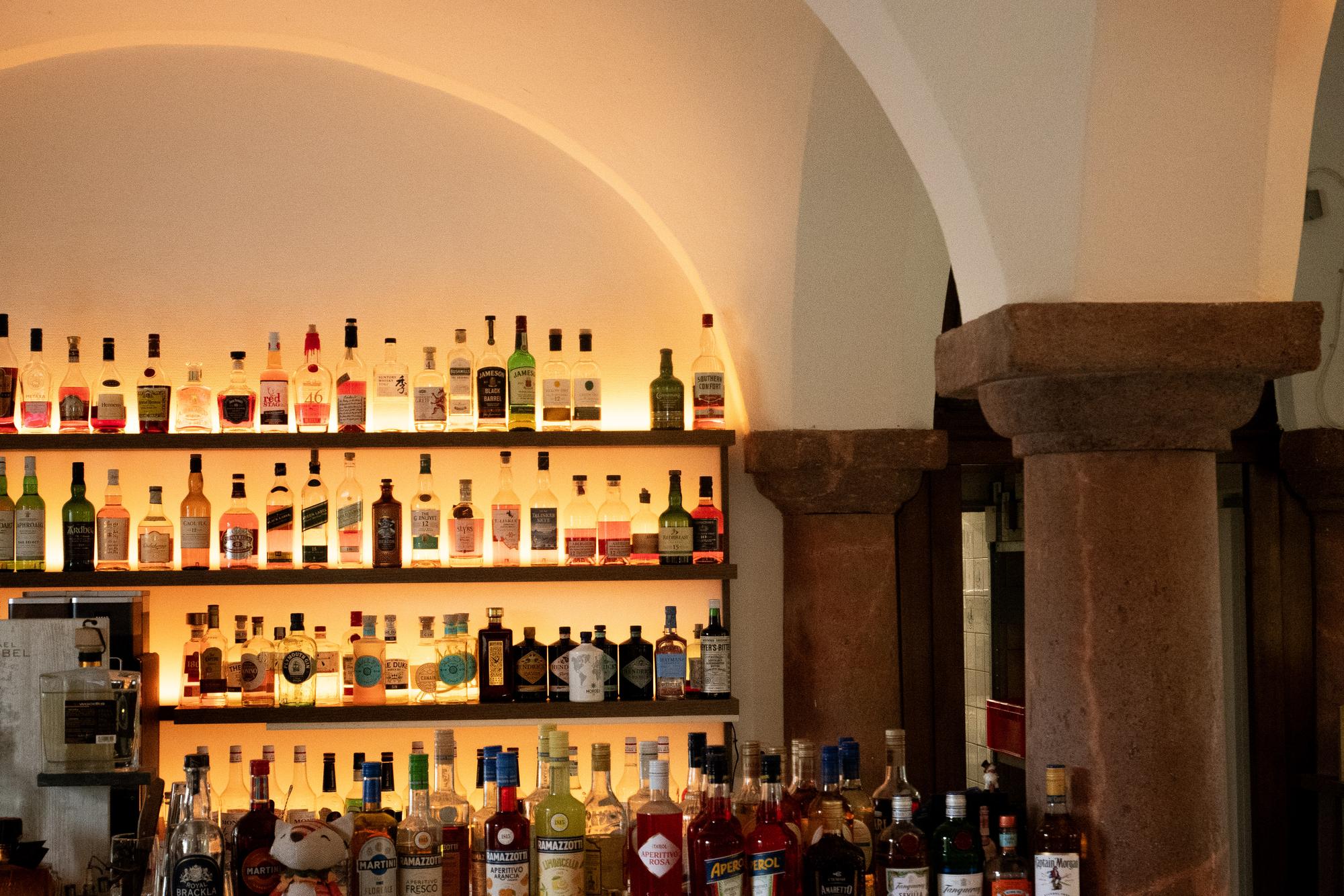 Beleuchtete Bar mit Spirituosen-Regal unter dem Gewölbe des Gasthof Teichhaus